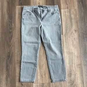 Buffalo David Bitton Aubrey Mid Rise Super Soft Capri pants. Size 14/34. Grey.